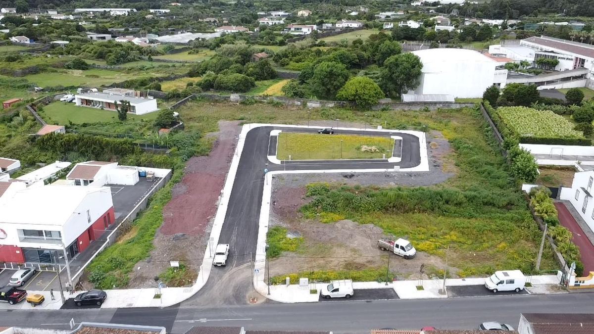 Arruamento em circuito fechado e zona verde central