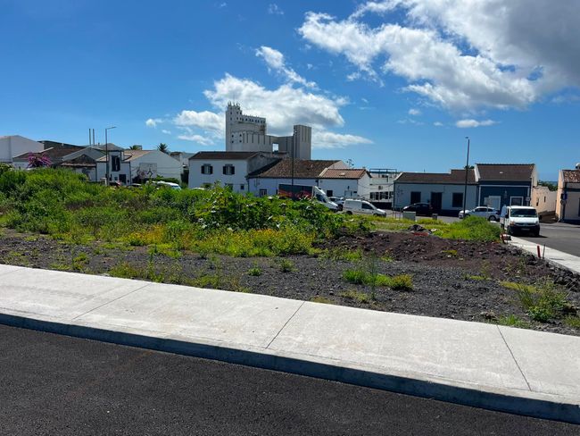Vista do terreno com passeios e infraestruturas concluídas
